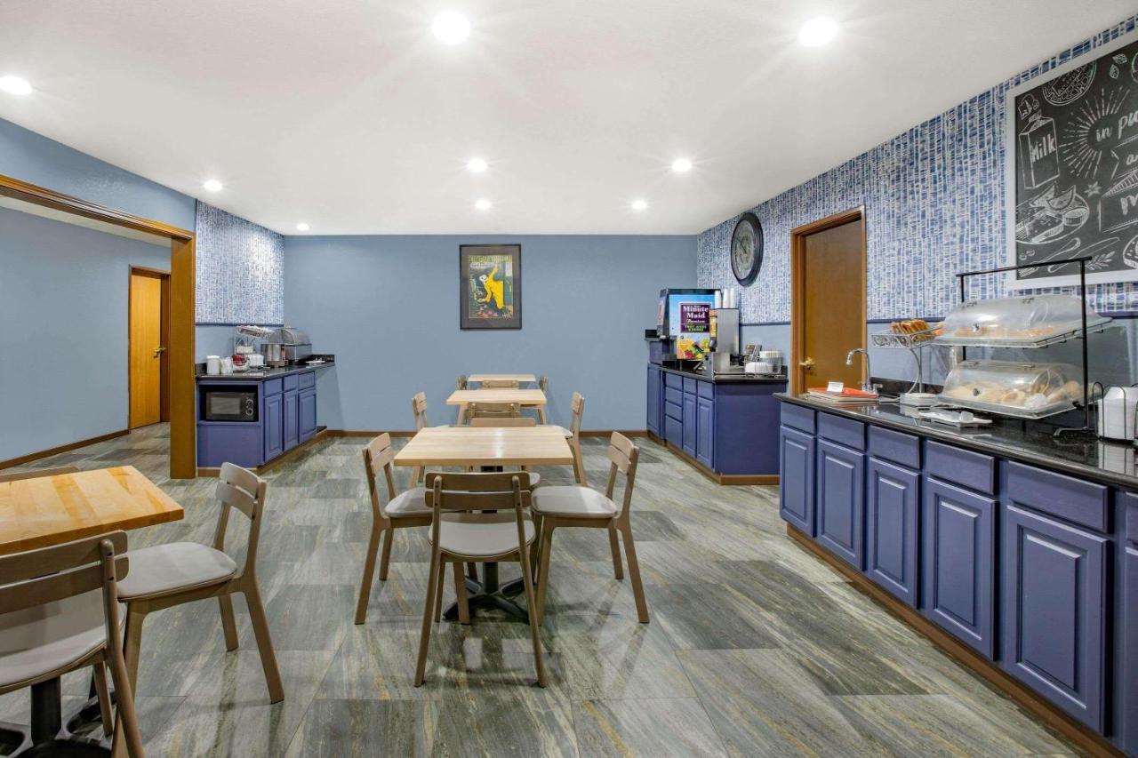 Americinn By Wyndham Pella Bagian luar foto