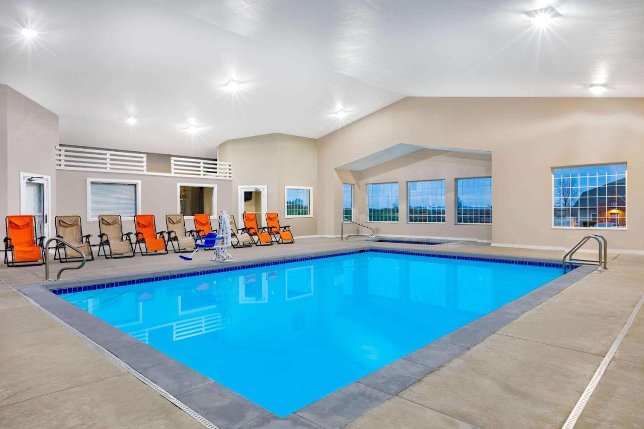 Americinn By Wyndham Pella Bagian luar foto