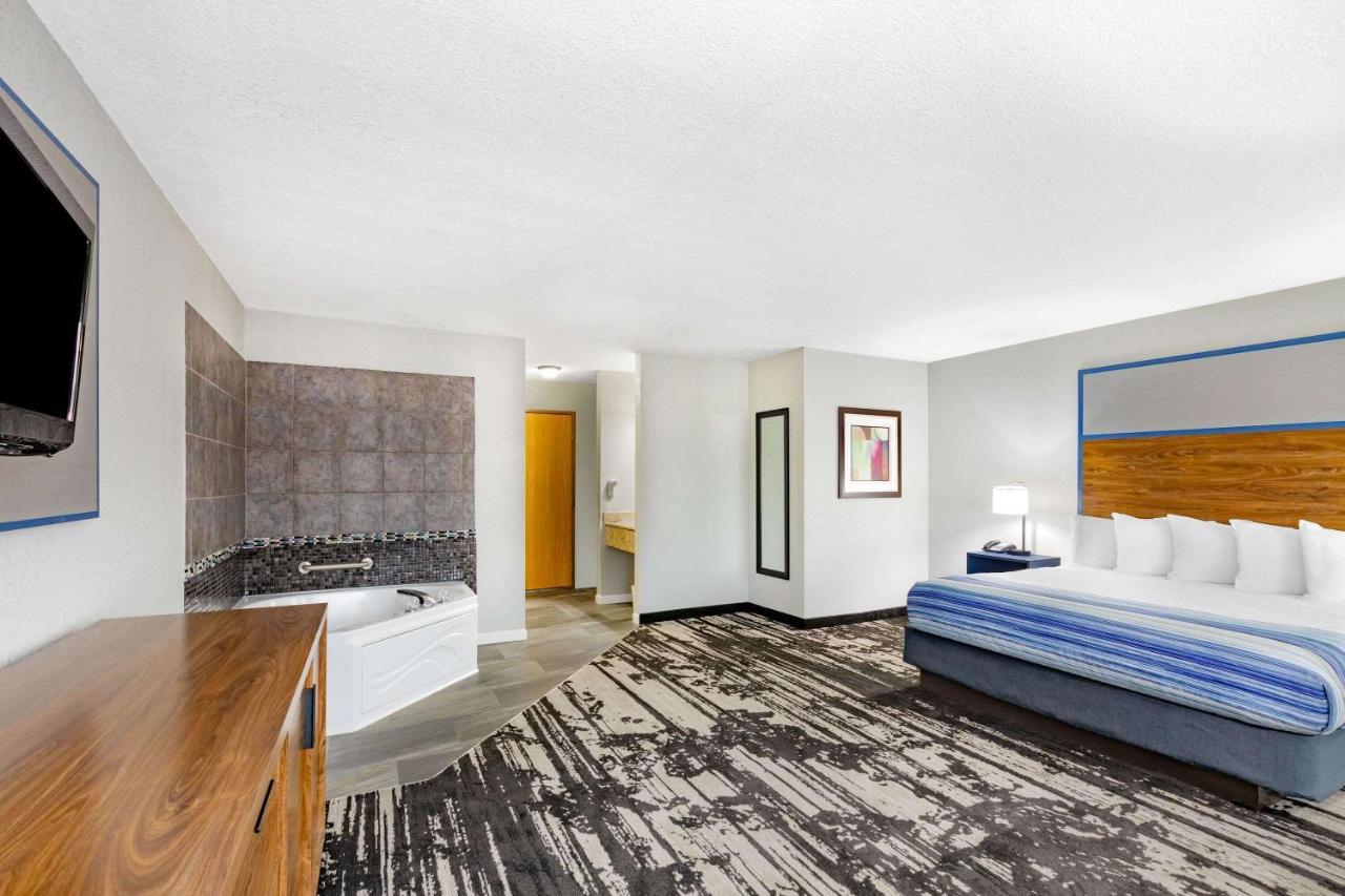 Americinn By Wyndham Pella Bagian luar foto