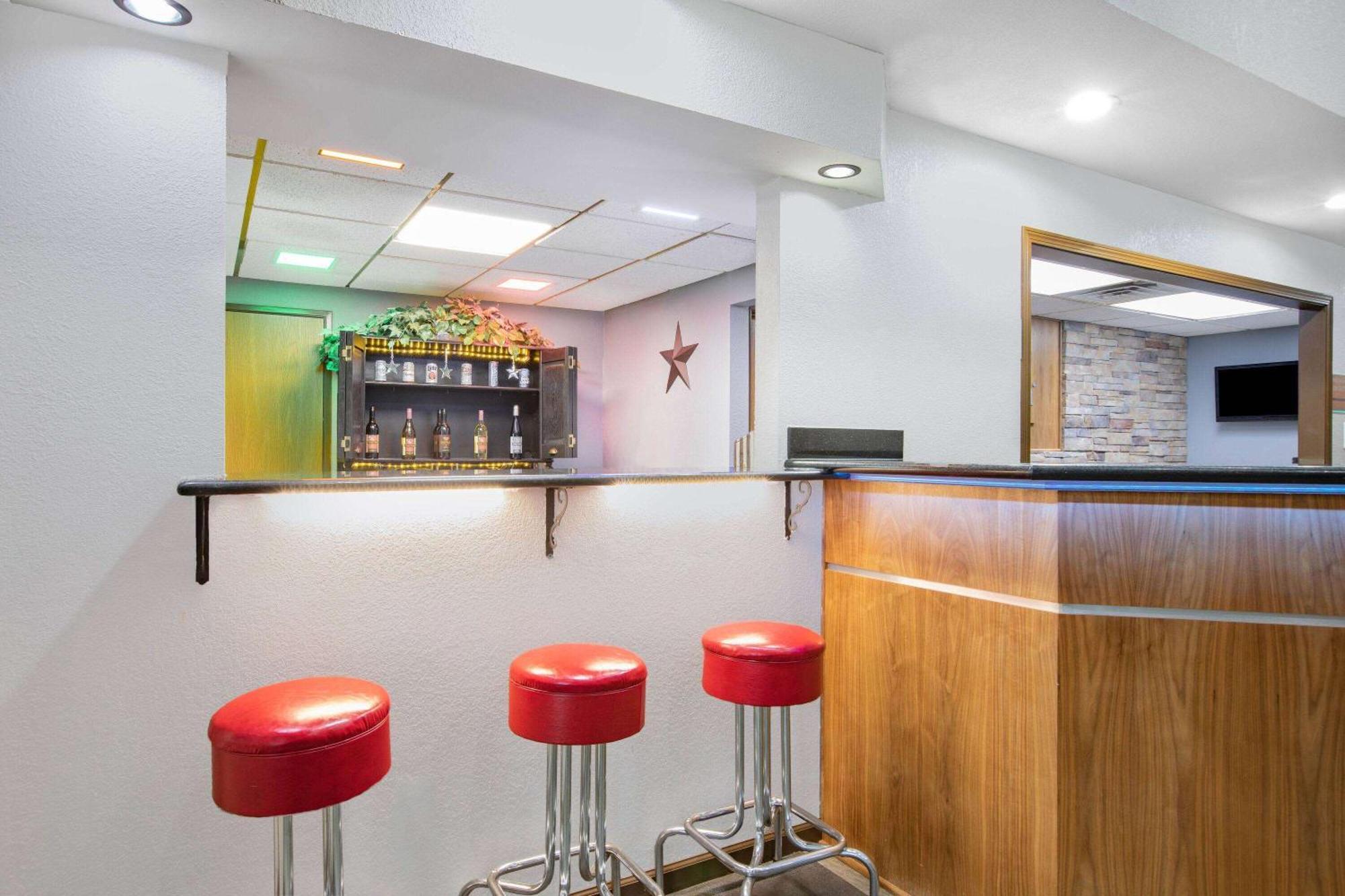 Americinn By Wyndham Pella Bagian luar foto