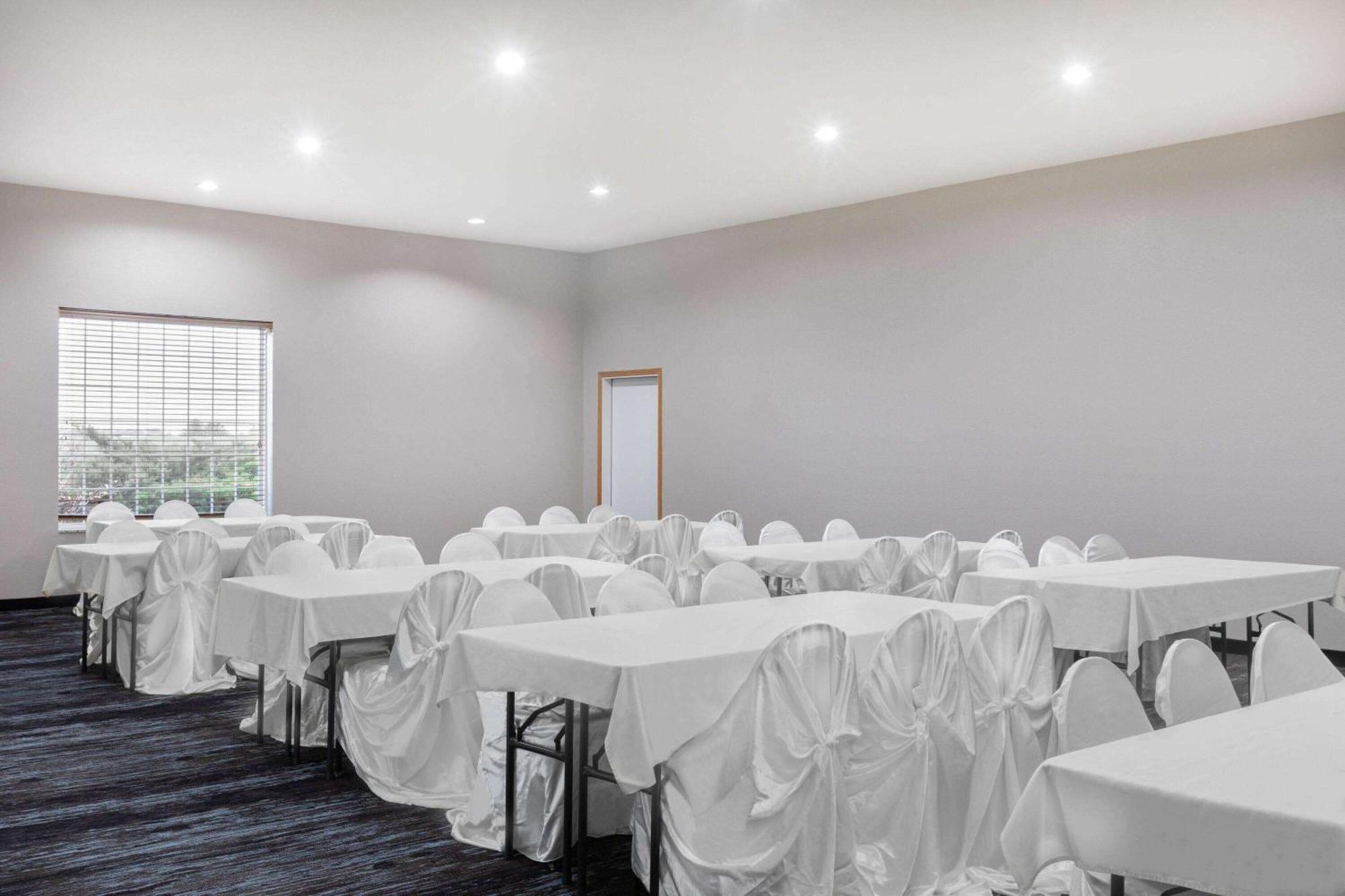 Americinn By Wyndham Pella Bagian luar foto