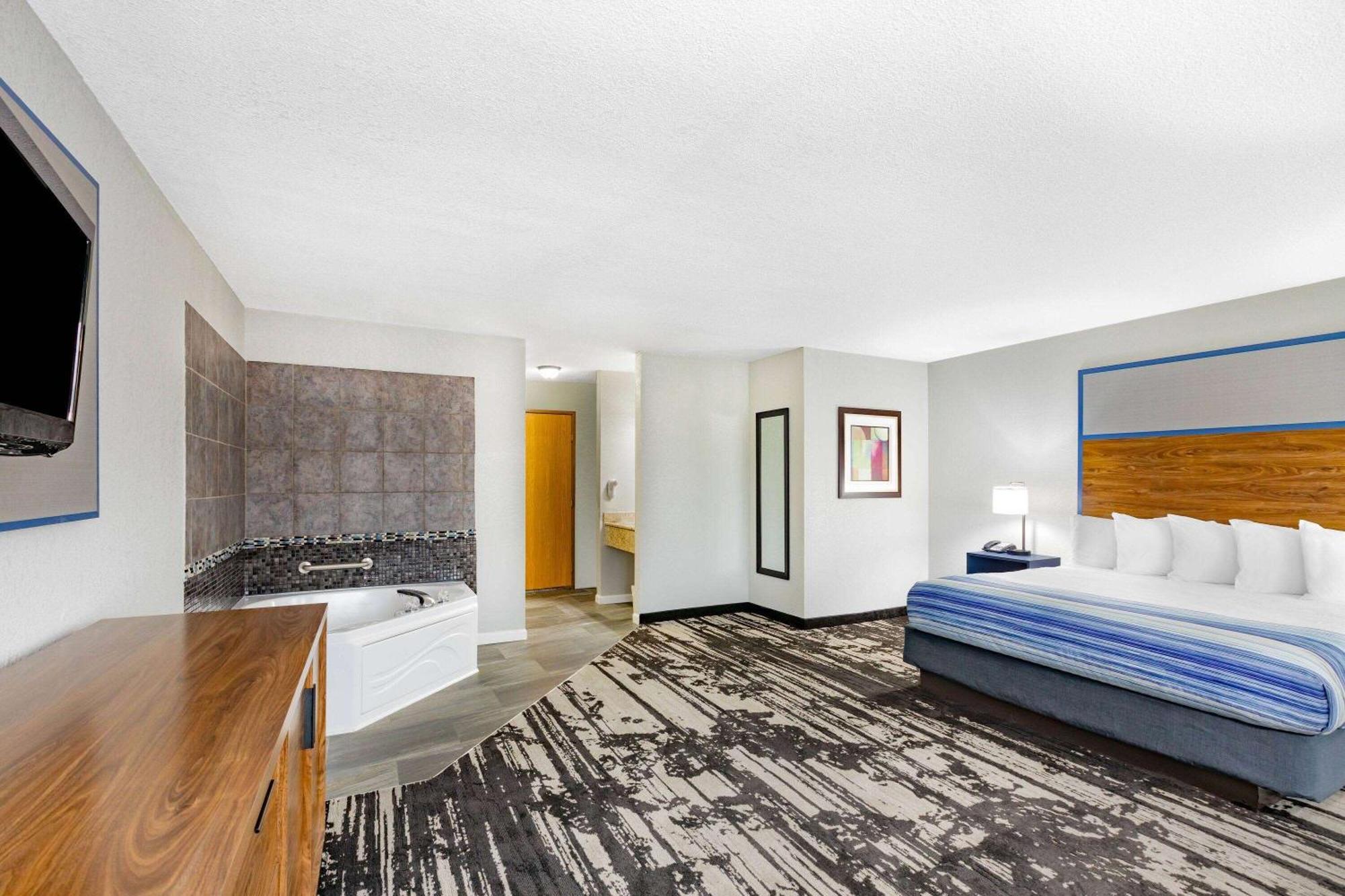 Americinn By Wyndham Pella Bagian luar foto