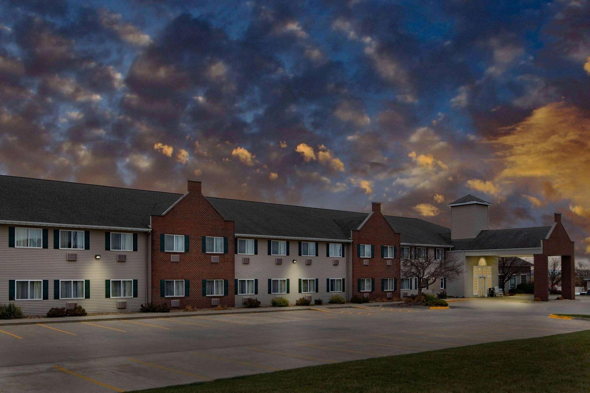 Americinn By Wyndham Pella Bagian luar foto
