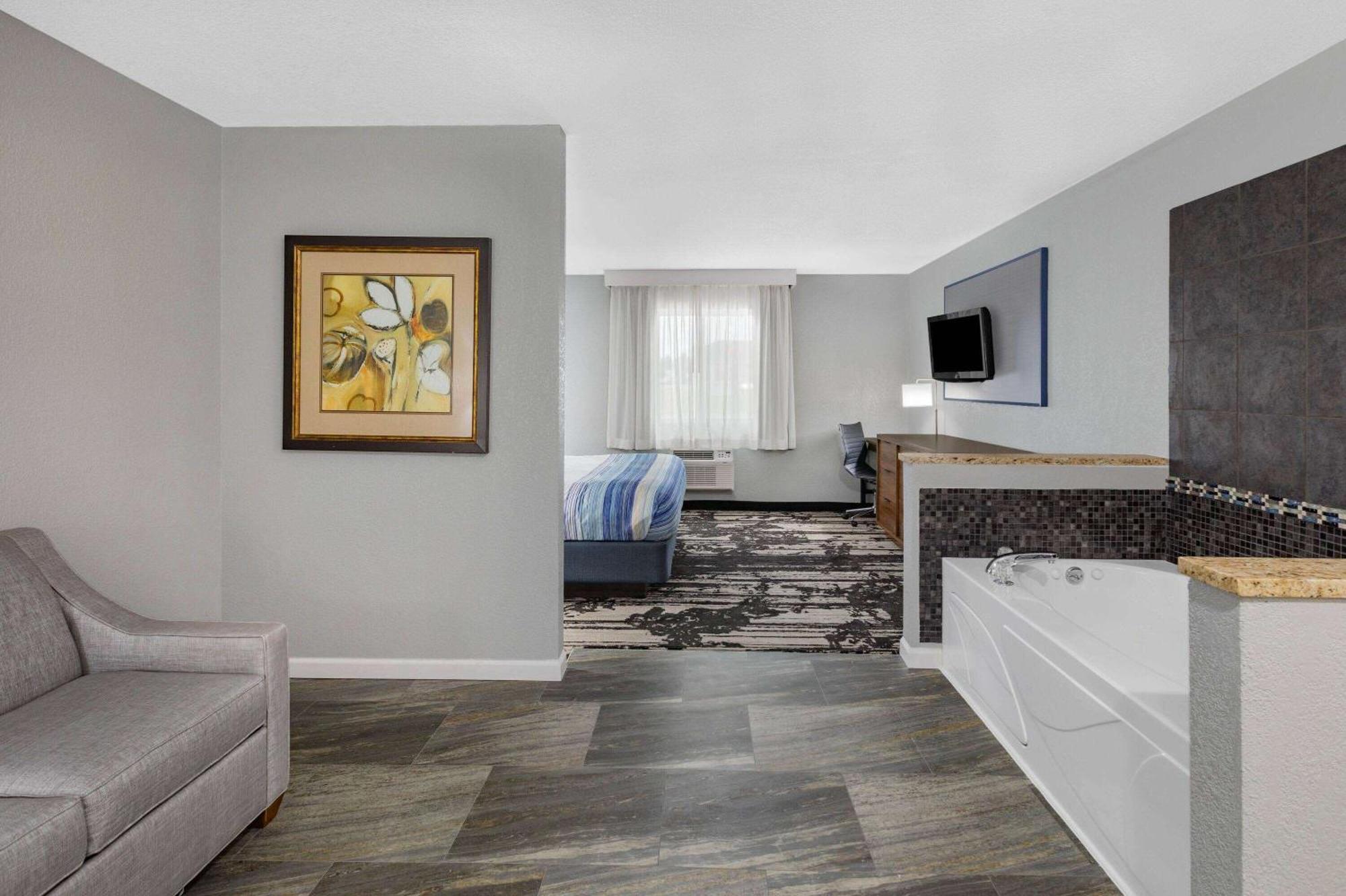 Americinn By Wyndham Pella Bagian luar foto