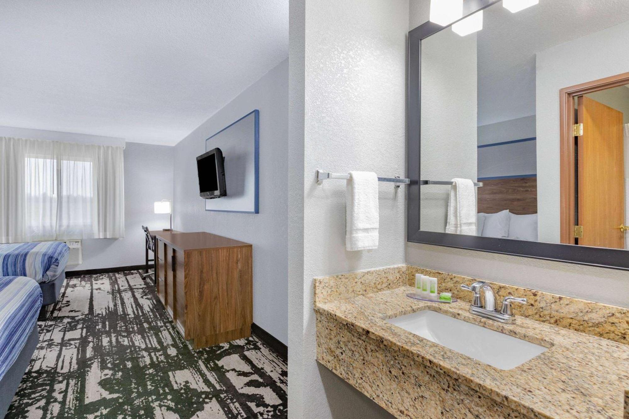 Americinn By Wyndham Pella Bagian luar foto